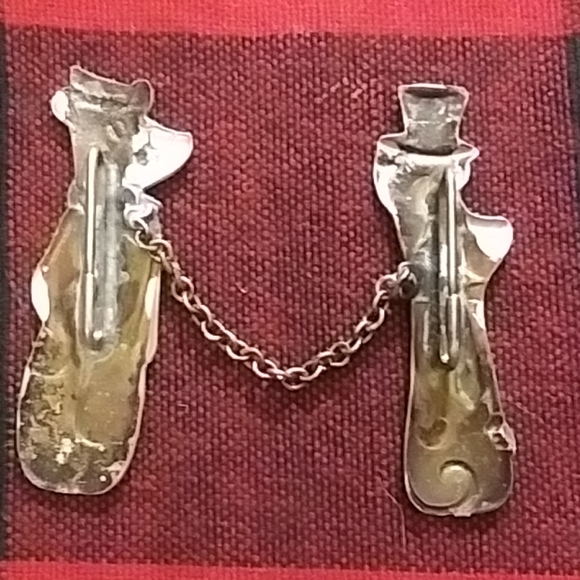 Vintage Hanna Barbera Yogi Huckleberry Hound pins - Picture 2 of 4